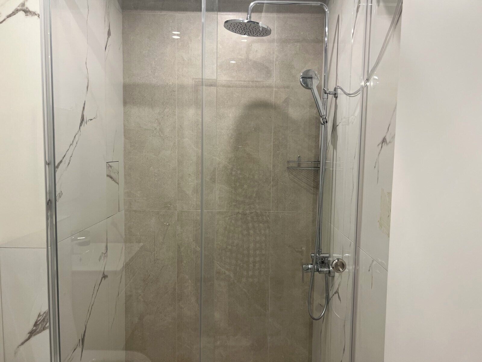 تجهيزات دش، مناشف، صابون، ورق حمّام