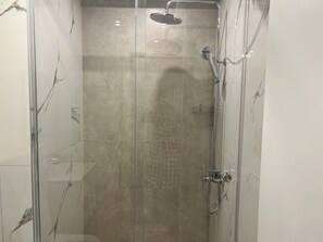 تجهيزات دش، مناشف، صابون، ورق حمّام