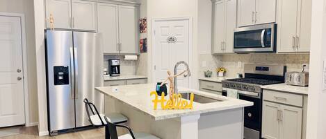 Køleskab, mikrobølgeovn, ovn, kogeplade