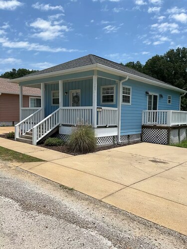 Peaceful house with Hot Tub and Sauna in Starkville MS.