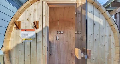 The Sander's Cottage Collection | Hot Tub, Sauna, Cold Plunge 3 Miles From MSU