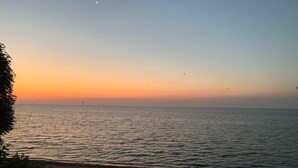 A beach scene at sunset with calm waters and a clear sky. - 5 Star Holiday Home in Idestrup (Idestrup)