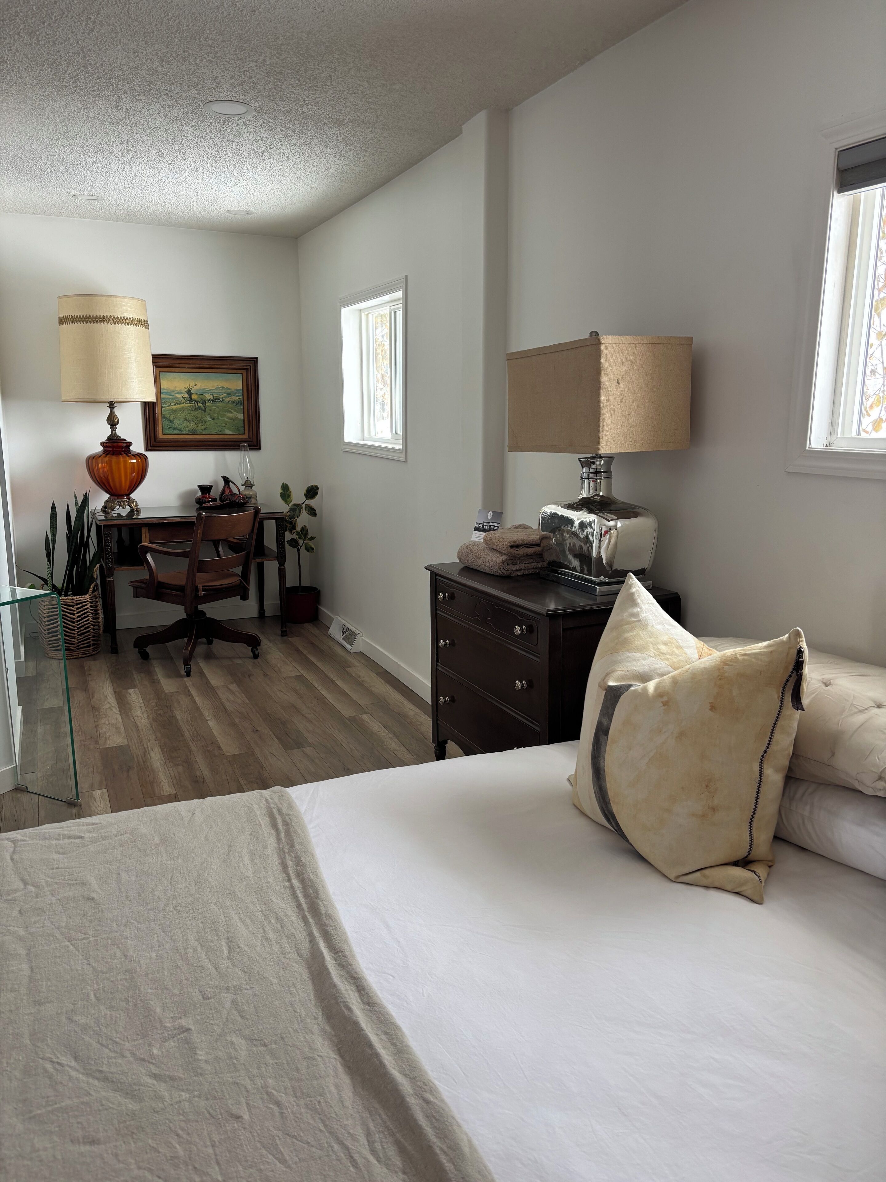 3 habitaciones, tabla de planchar con plancha, wifi y ropa de cama 