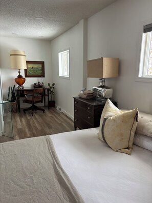 3 bedrooms, iron/ironing board, WiFi, bed sheets - Cozy Ranch Cabin at Historic Farm Two53 (Millarville)