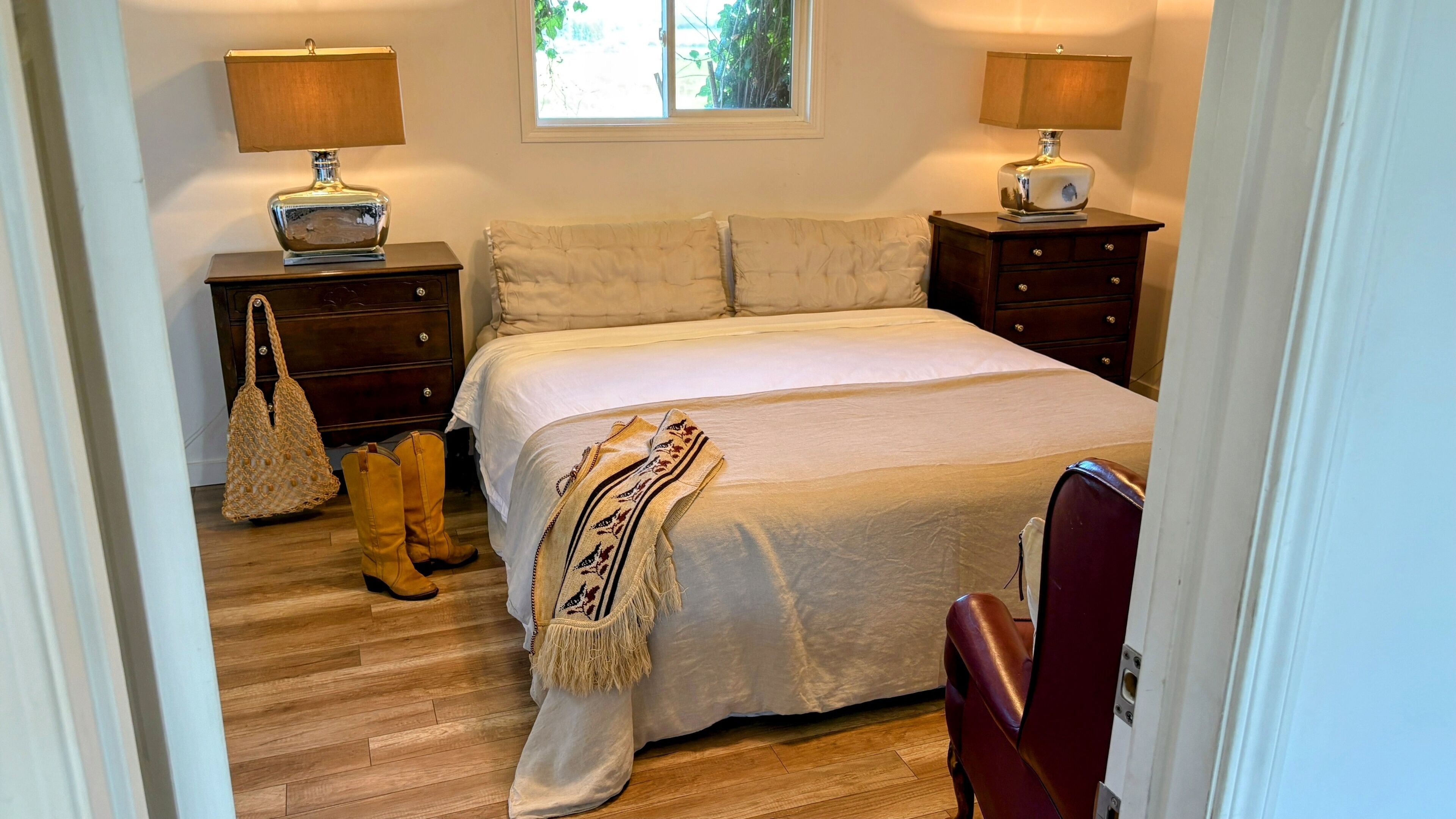 3 habitaciones, tabla de planchar con plancha, wifi y ropa de cama 