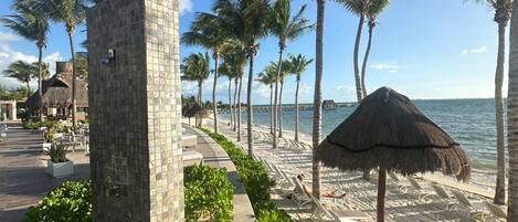 Plage privée, sable blanc, cabines gratuites, chaises longues