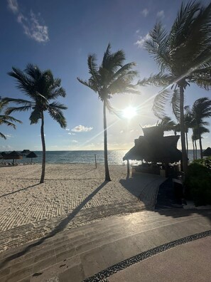 Spiaggia privata, sabbia bianca, cabine da spiaggia gratuite