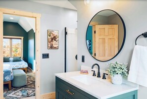 6 bedrooms, desk, iron/ironing board, travel crib
