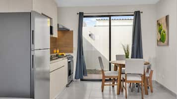 Een magnetron, een oven, een kookplaat