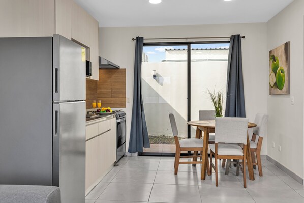 Een magnetron, een oven, een kookplaat