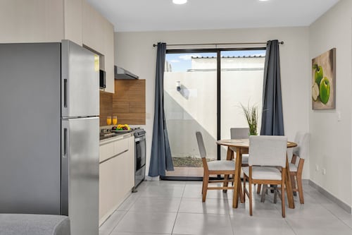 Cozy APT next to the Airport - Wifi, pool, A/C