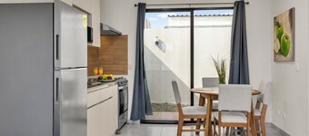 Cozy APT next to the Airport - Wifi, pool, A/C