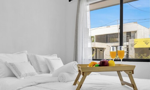 Cozy APT next to the Airport - Wifi, pool, A/C