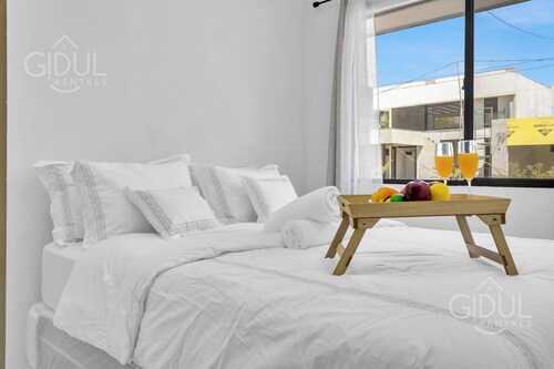 Cozy APT next to the Airport - Wifi, pool, A/C