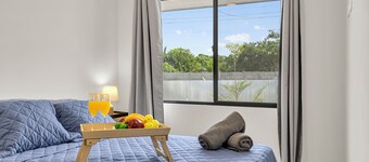 Cozy APT next to the Airport - Wifi, pool, A/C