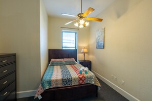 1 غرفة نوم ومكواة/لوح كي وواي فاي وملاءات أسرّة