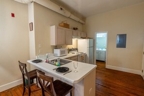 Køleskab, mikrobølgeovn, ovn, kogeplade