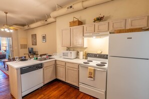 ثلاجة، ميكروويف، فرن، موقد طهي مسطح