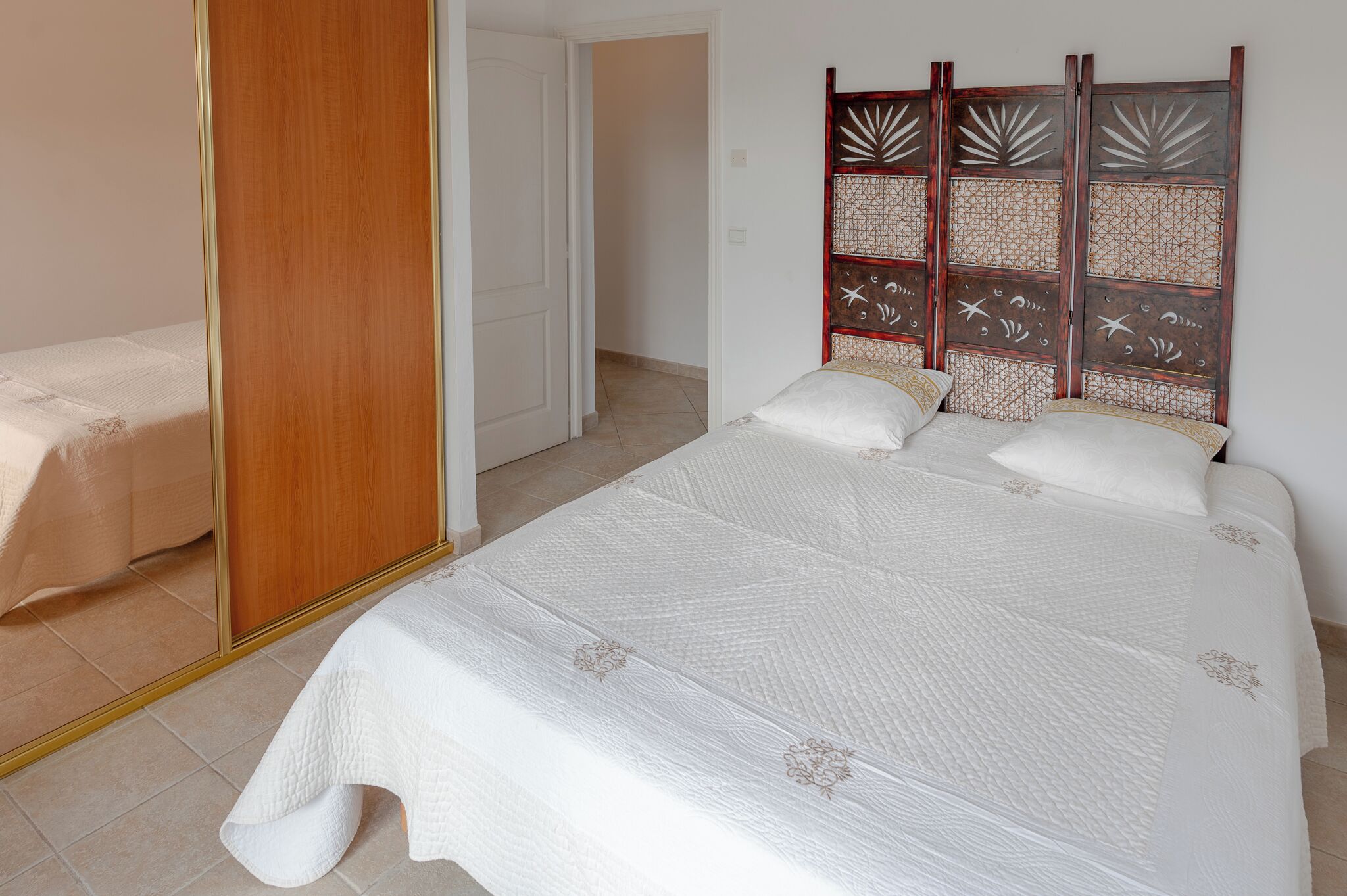 4 habitaciones, tabla de planchar con plancha, wifi y ropa de cama 