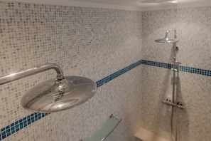 Haartrockner, HandtĂŒcher, Seife, Toilettenpapier
