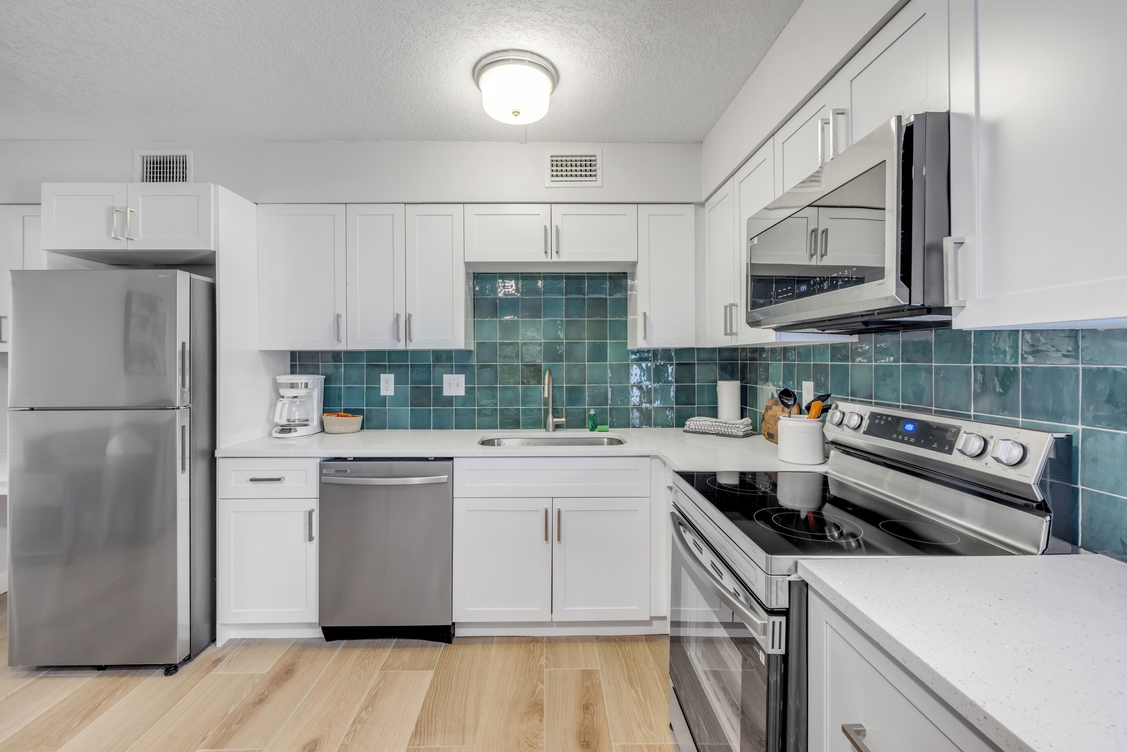 Refrigerador, microondas, horno, lavavajillas