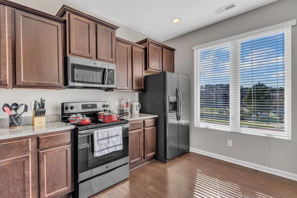 Fridge - Upscale King 3BR Townhouse Mins Downtown (Raleigh)