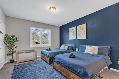Upscale King 3BR Townhouse Mins Downtown