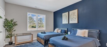 Upscale King 3BR Townhouse Mins Downtown