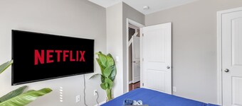 Upscale King 3BR Townhouse Mins Downtown