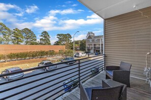 Townhome | Terrace/patio - Upscale King 3BR Townhouse Mins Downtown (Raleigh)