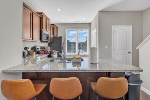 Private kitchen - Upscale King 3BR Townhouse Mins Downtown (Raleigh)