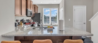 Upscale King 3BR Townhouse Mins Downtown