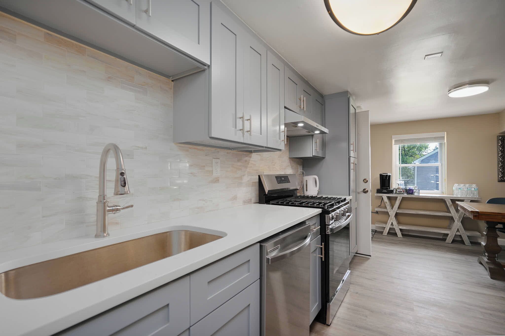 Mikrowelle, Ofen, Herdplatte, Geschirrspüler