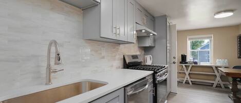 Micro-ondes, four, plaque de cuisson, lave-vaisselle