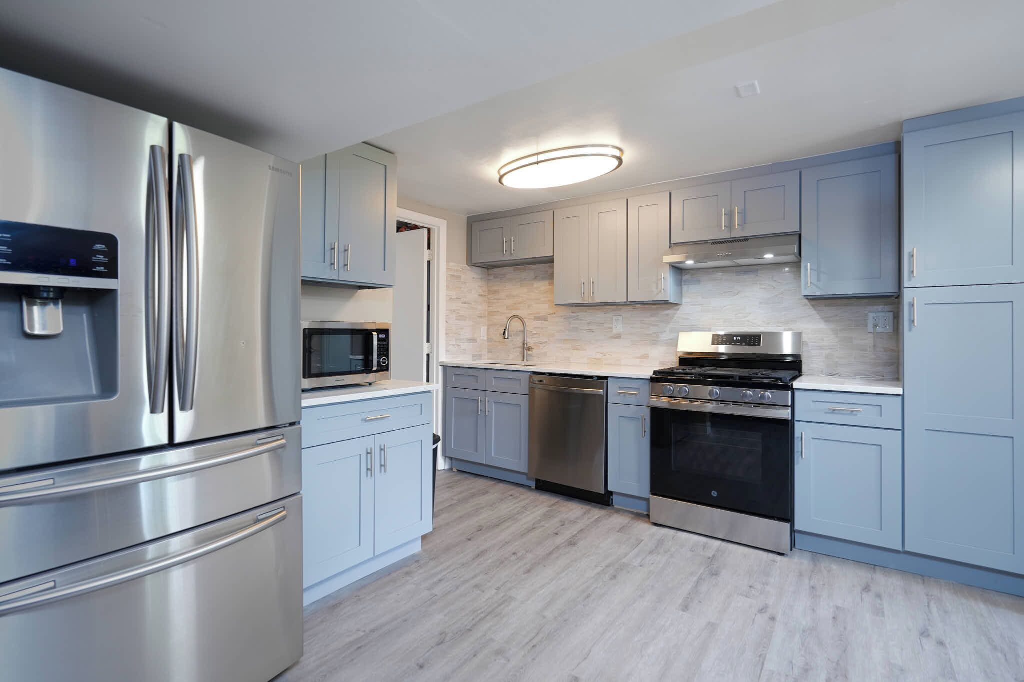 Een microgolfoven, een oven, een kookplaat, een vaatwasser