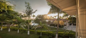 Tourist farm near Armenia, airport, Salento and Coffee Park.