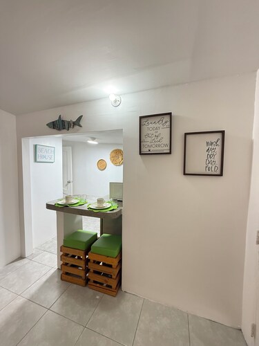 A block from Chipipe beach Salinas cost studio for 5  Salinas with AC