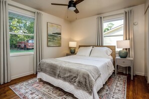 4 bedrooms, iron/ironing board, WiFi, bed sheets