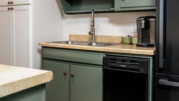 Mikroaaltouuni, uuni, liesi, astianpesukone