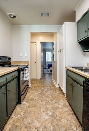 Microondas, horno, parrilla de estufa y lavavajillas