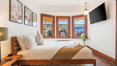 Classic San Diego Home w/ Outdoor Lounge & Vintage Charm Casa Craftsman by Avantstay