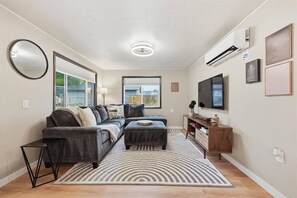 Smart TV - NEW! Modern Comfort for Your Fam & Your Dog(s)! Less than 10 min to BSU, Downtown, & Airport (Boise)