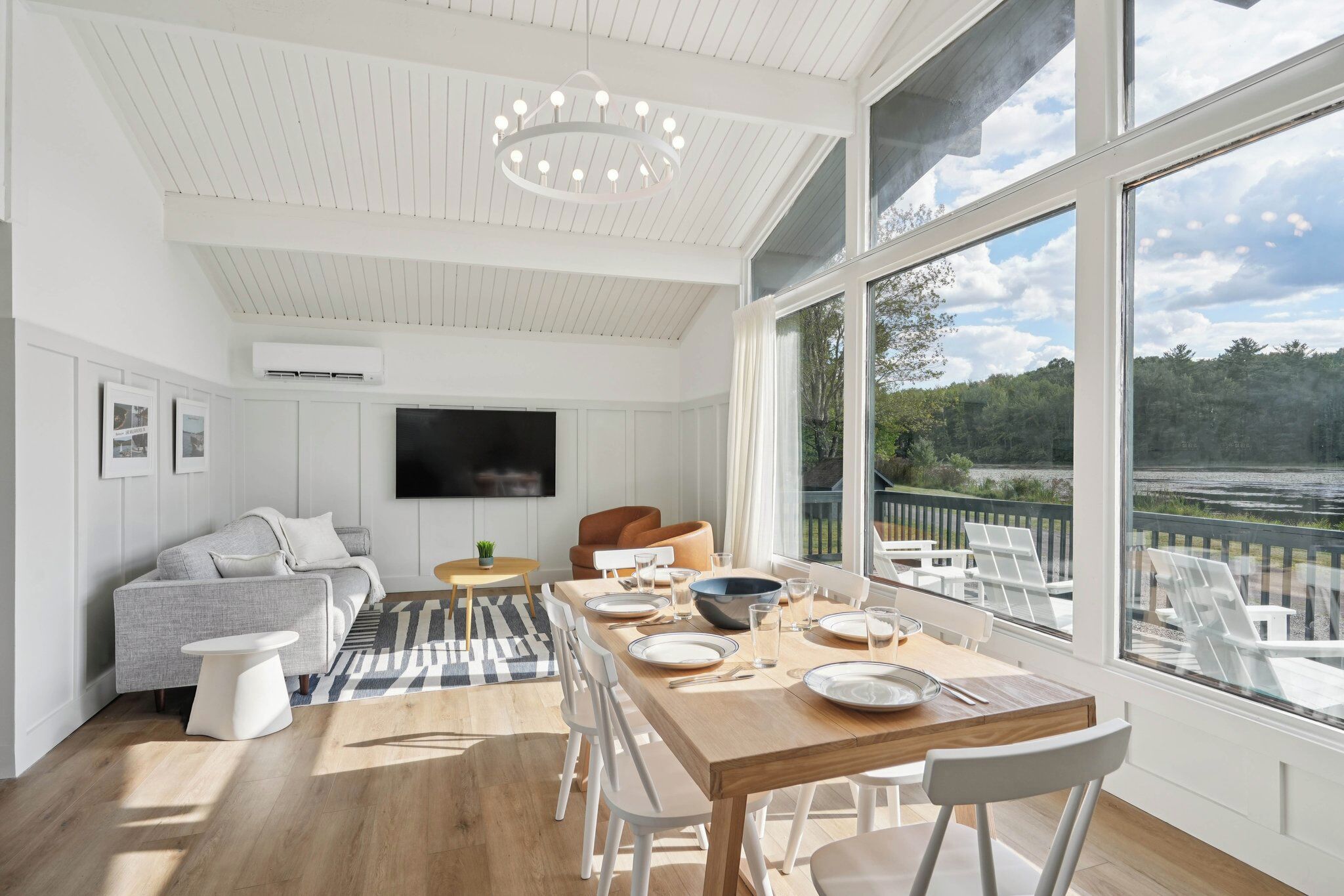 Chalet, 2 Bedrooms, Kitchen, Lake View | Dining room