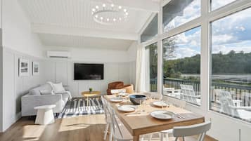 Chalet, 2 Bedrooms, Kitchen, Lake View | Dining room