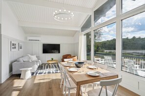 Chalet, 2 slaapkamers, keuken, uitzicht op meer | Dineerruimte