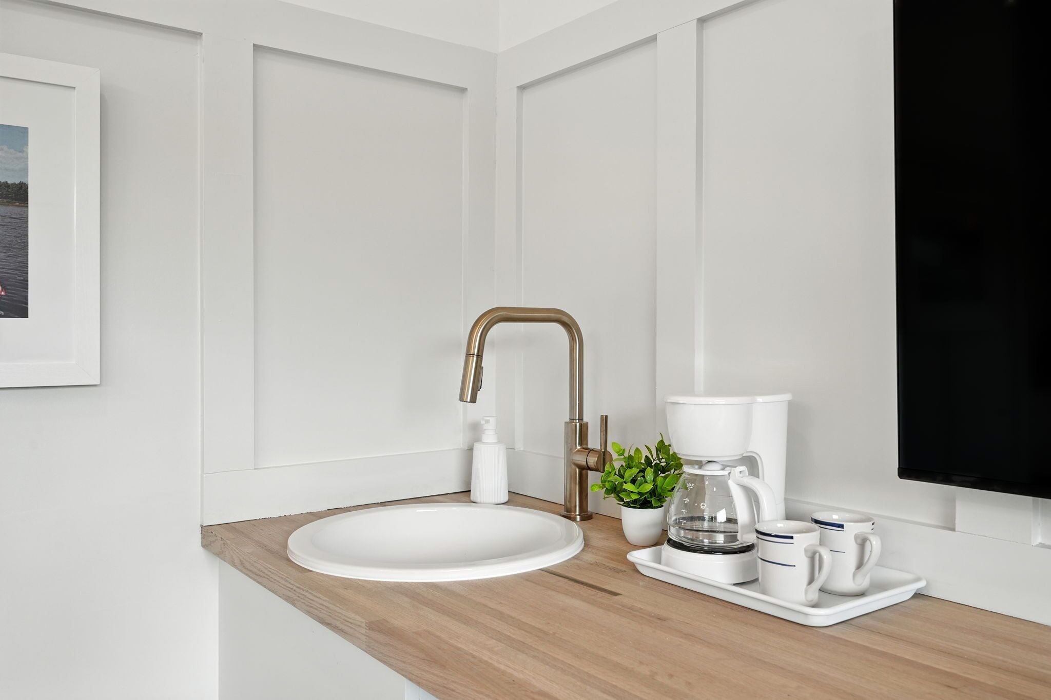 Studio Suite, 1 King Bed, Balcony, Lake View | Private kitchenette