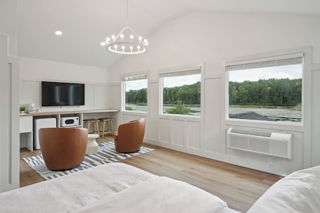 Studio Suite, 1 King Bed, Balcony, Lake View | Lake view