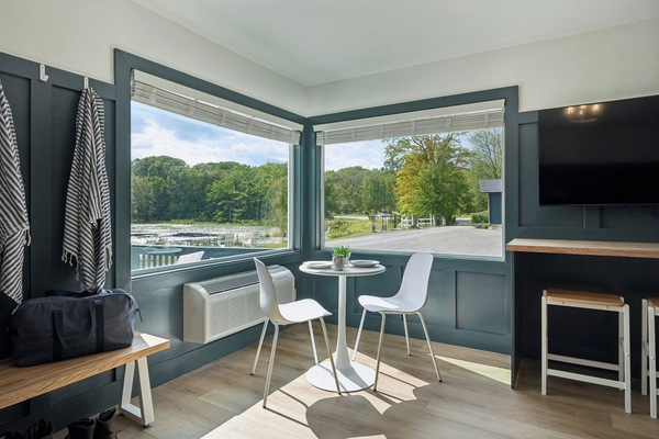 Studio Suite, 1 King Bed, Kitchenette, Lake View | Lake view