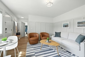 Suite, 1 Bedroom, Kitchenette, Lake View | Living room
