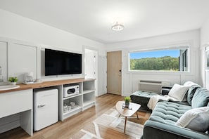 Suite, 2 Bedrooms, Kitchenette, Lake View | Private kitchenette